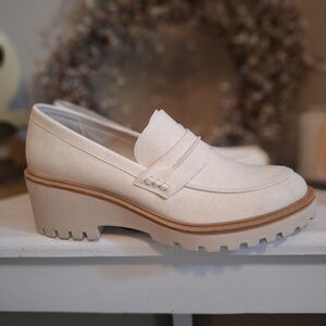 NWT Maurices Loafers with Smooth Cream Colored Upper and Chunky Lug Sole 8.5